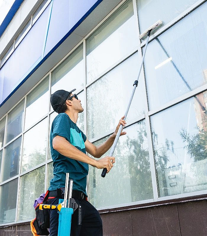 Hombre limpiando ventanas